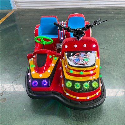 Giro di divertimento in motocicletta incrociata-